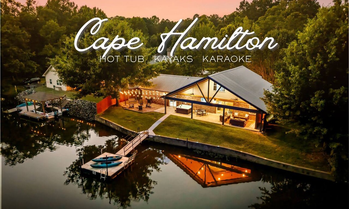 Mid America House | Lakefront 4BR on Lake Hamilton, Dock, Hot Tub, Game Room, Sleeps 10