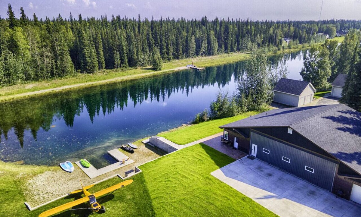 North Pole Apartment | Lakefront Aurora Retreat Aviator Escape