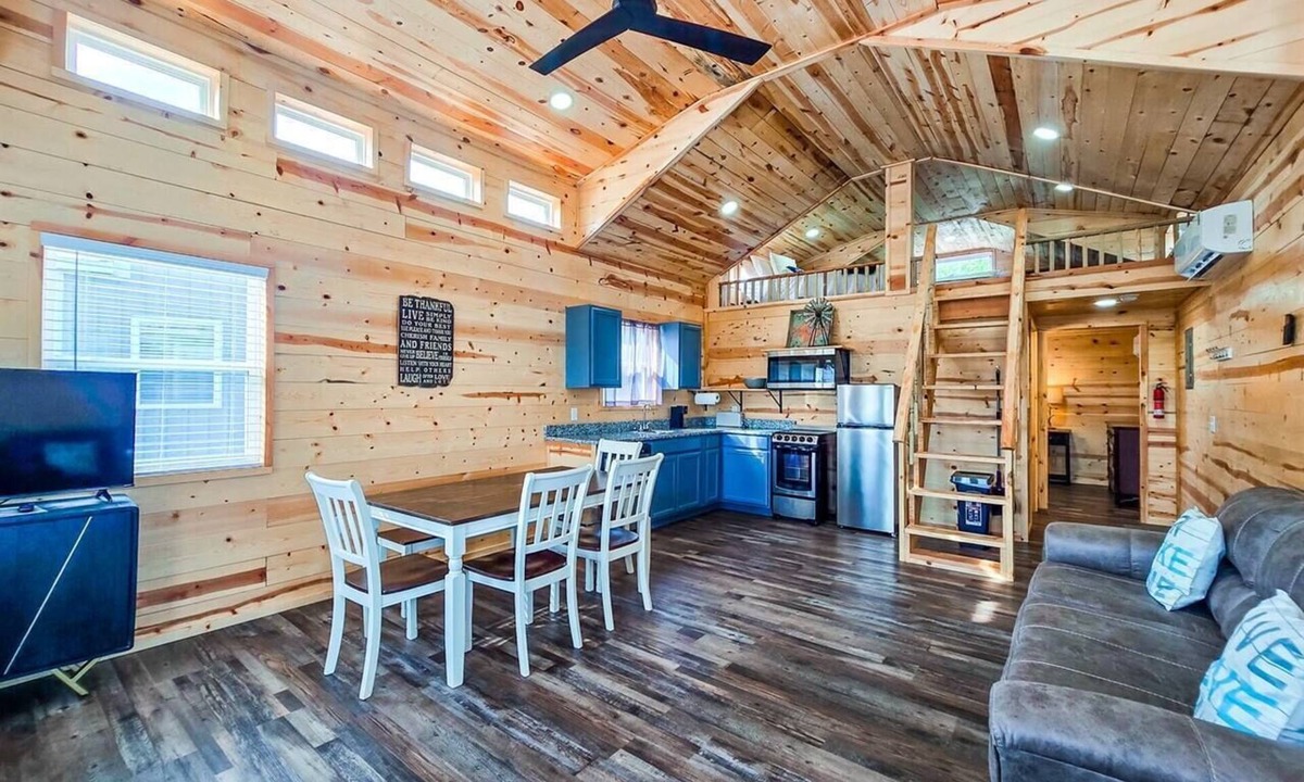 Checotah Cabin | Lakefront Cabin at Belle Starr Marina