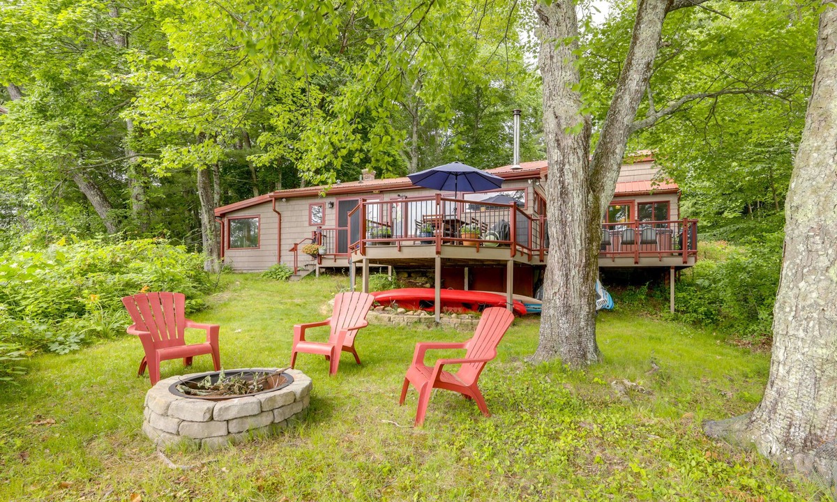 Mansfield Depot Cottage | Lakefront Connecticut Retreat Near UConn