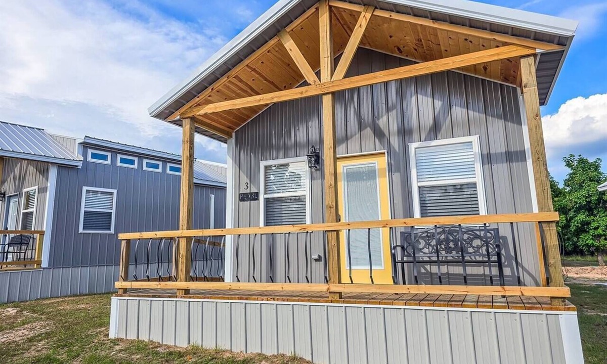 Checotah Cabin | Lakefront Cottage at Belle Starr Marina