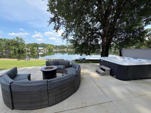 Portage Lakes House | Lakefront Escape- Hot Tub & Putt-Putt