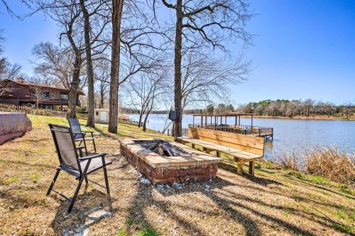 Fort Towson House | Lakefront Fort Towson Home: Private Dock & 3 Decks