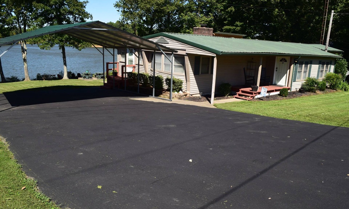 Se Ree House | Lakefront home ready for your vacation! Best spot on Rough River Lake!