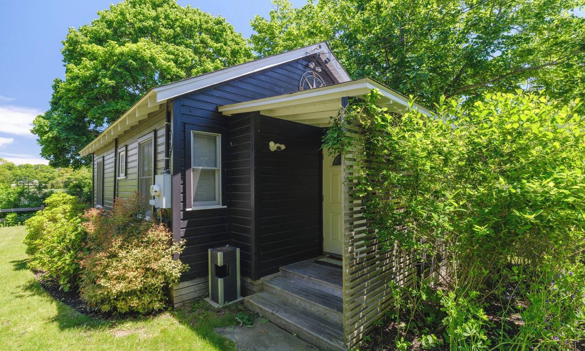 East Marion Cabin | Lakefront North Fork Cottage, walkable to public beach