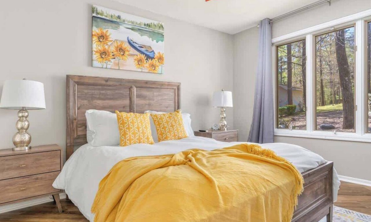 Hot Springs Village Apartment | Lakefront Paradise w/Hot Tub, Decked Out on Desoto