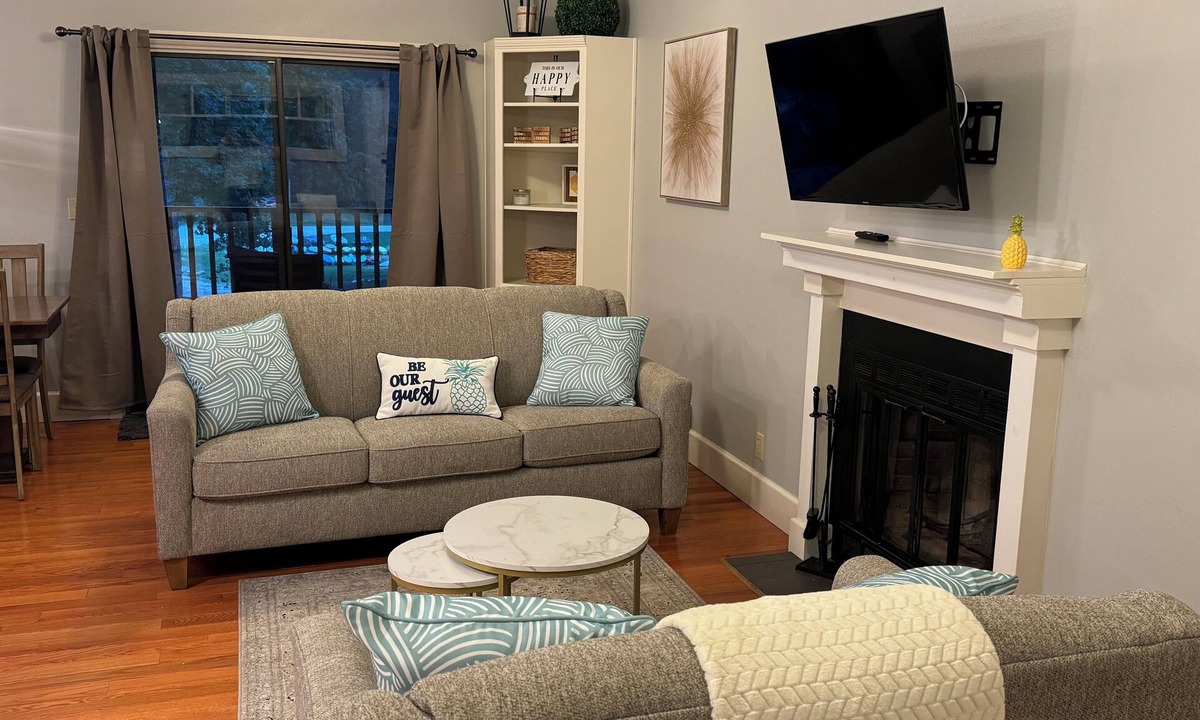 Innsbrook Condo | Lakefront Studio Condo