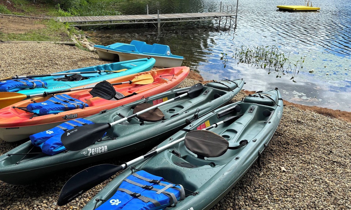 Concord Cottage | Lakefront Year-Round Retreat with Kayaks & Dock in Concord, NH, Cozy & Modern"