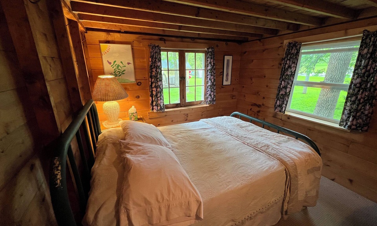 Grand Isle Cottage | Lakeside 2-bedroom cottage with WiFi in Grand Isle