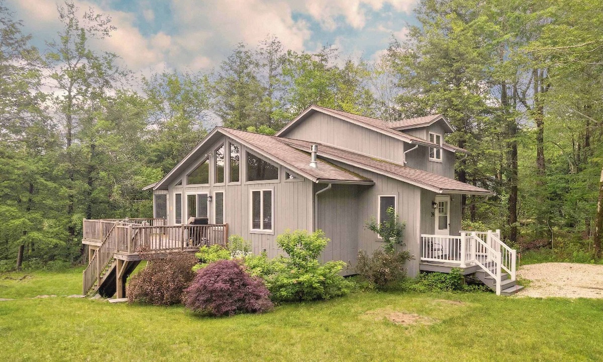 Becket House | Lakeside 3-BR Berkshires Residence