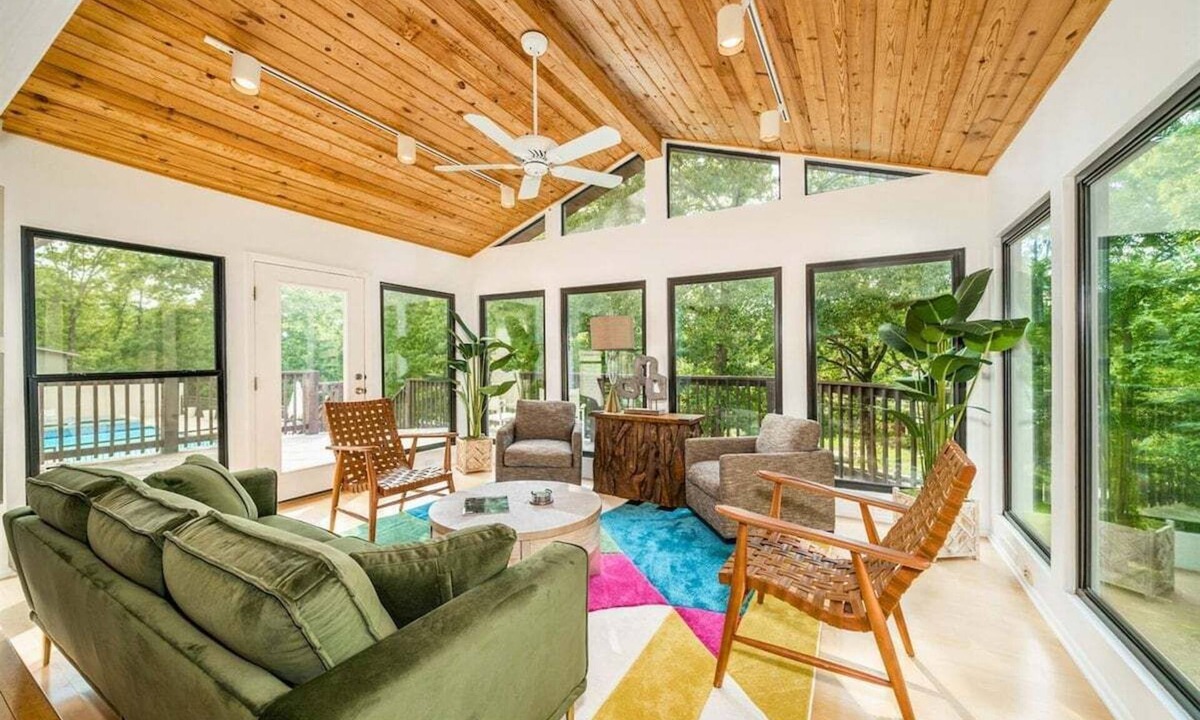Mid America House | Lakeside | Private Pool | Sleeps 18 | Dog-Friendly