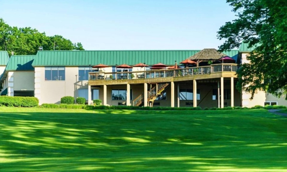 Cheat Lake Apartment | Lakeview Golf Resort: Studio w Pool, BBQ & Spa