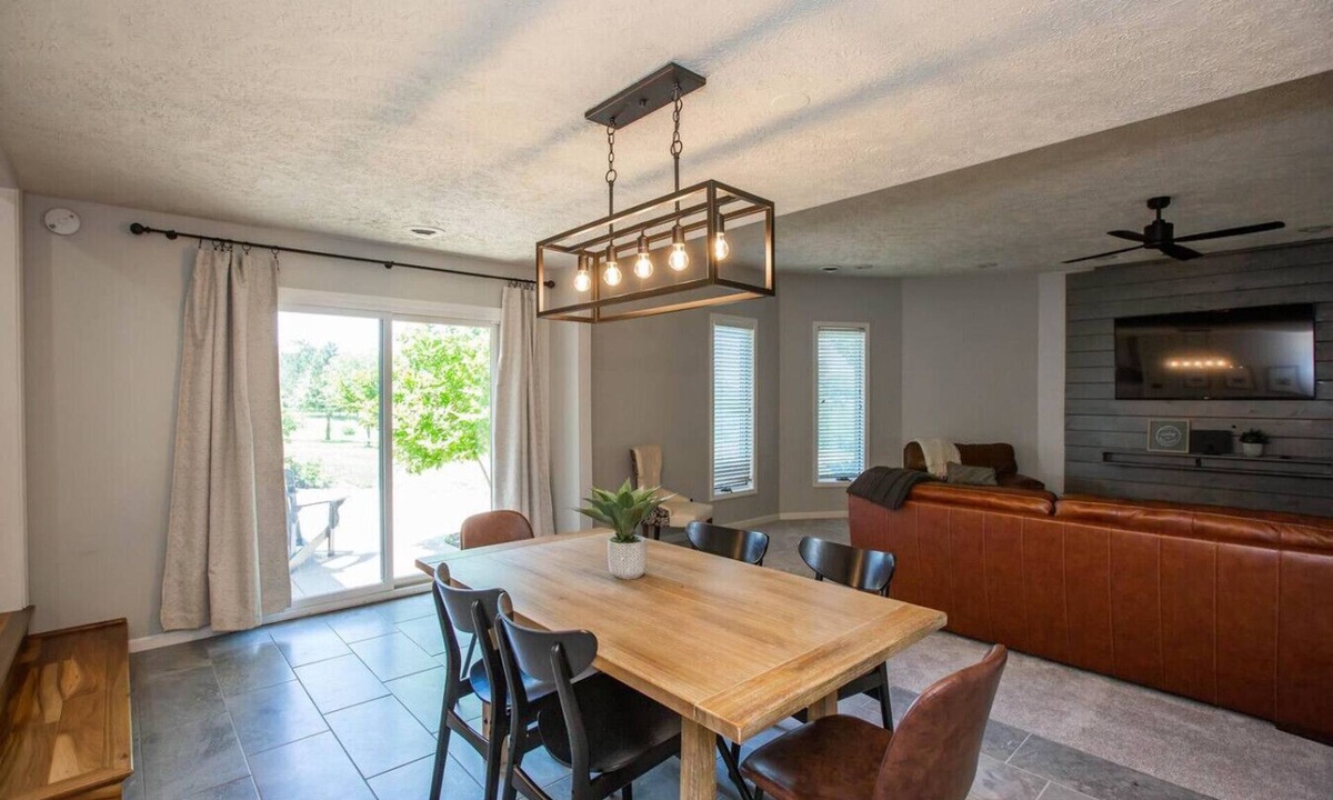 Manhattan House | Lakeview Luxury - Deck With View, 3 Family Rooms
