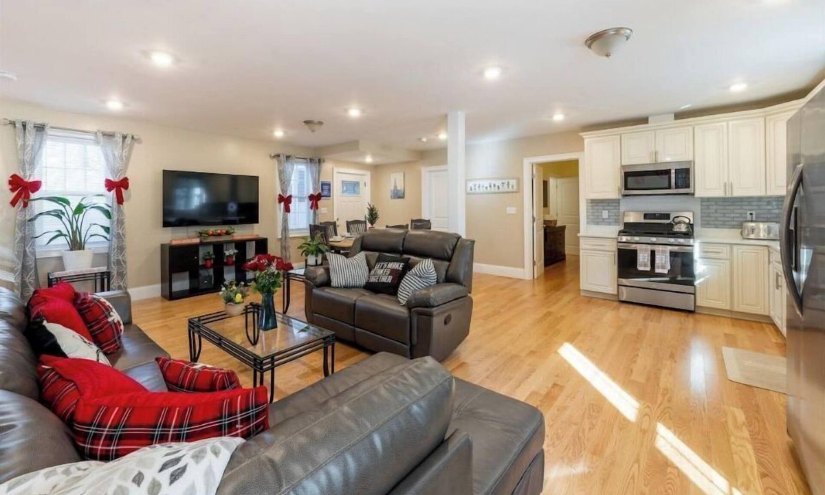 Quincy House | Large 5BR Peaceful House near Perry Beach Pet-Friendly w/Parking 284