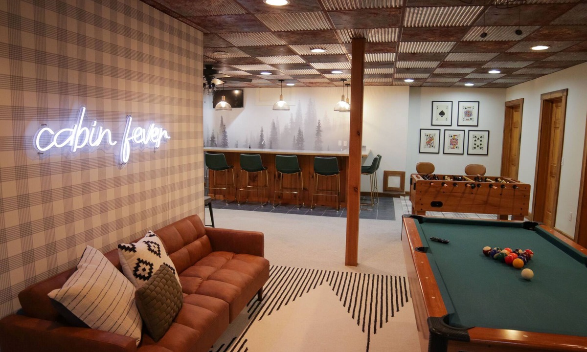 Mountain Base Cabin | Large Cabin- Game Room/Pool Table/Arcades/Hot Tub