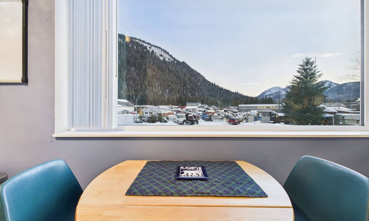 Juneau Apartment | Large Juneau Loft w/Full Kitchen, W/D & Workspace