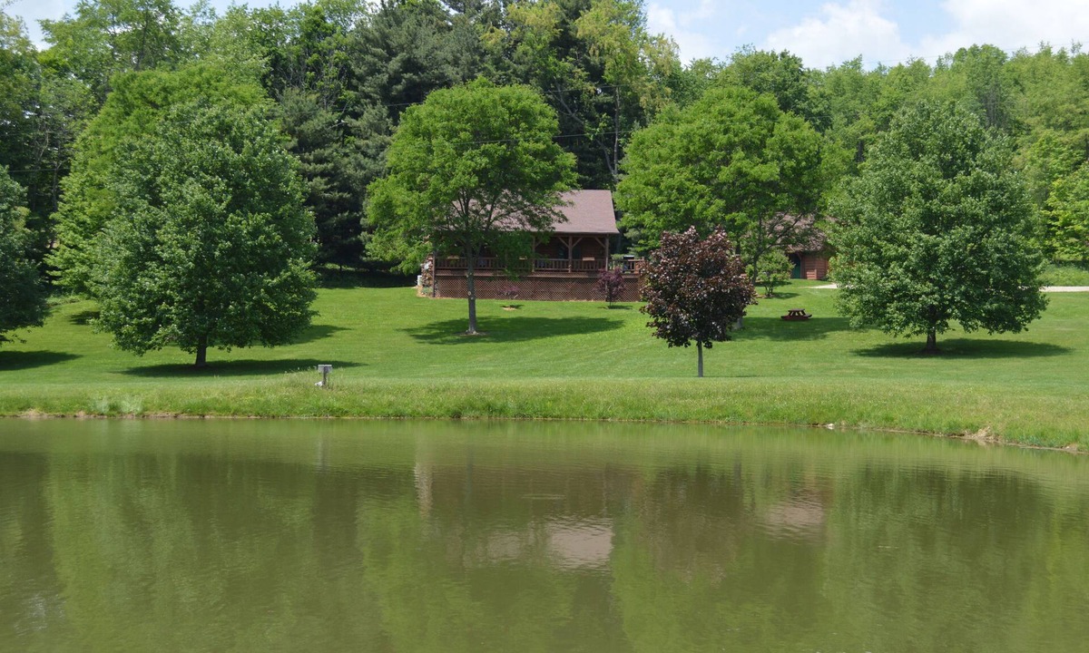 Butler Cabin | Large Log Cabin On 12 Private Acres With Fishing Pond Near Mohican State Park