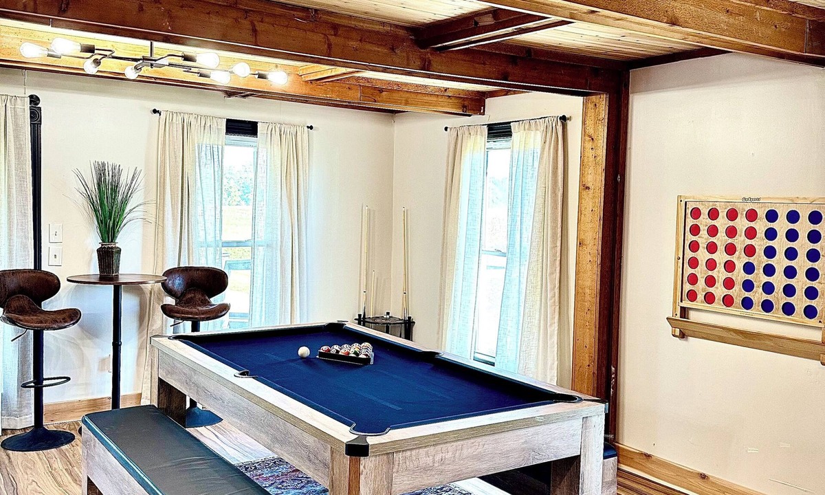 Washington Court House Cabin | Large Modern Cabin w/balcony & large entertainment areas-hot tub and pool table!