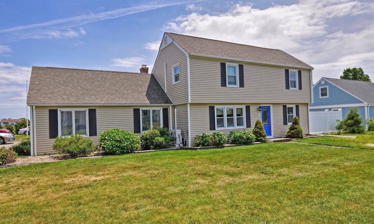 Eastward Look House | Last Week Avail 8/15-22 Large 5-bdrm Private Backyard, Free Beach Parking