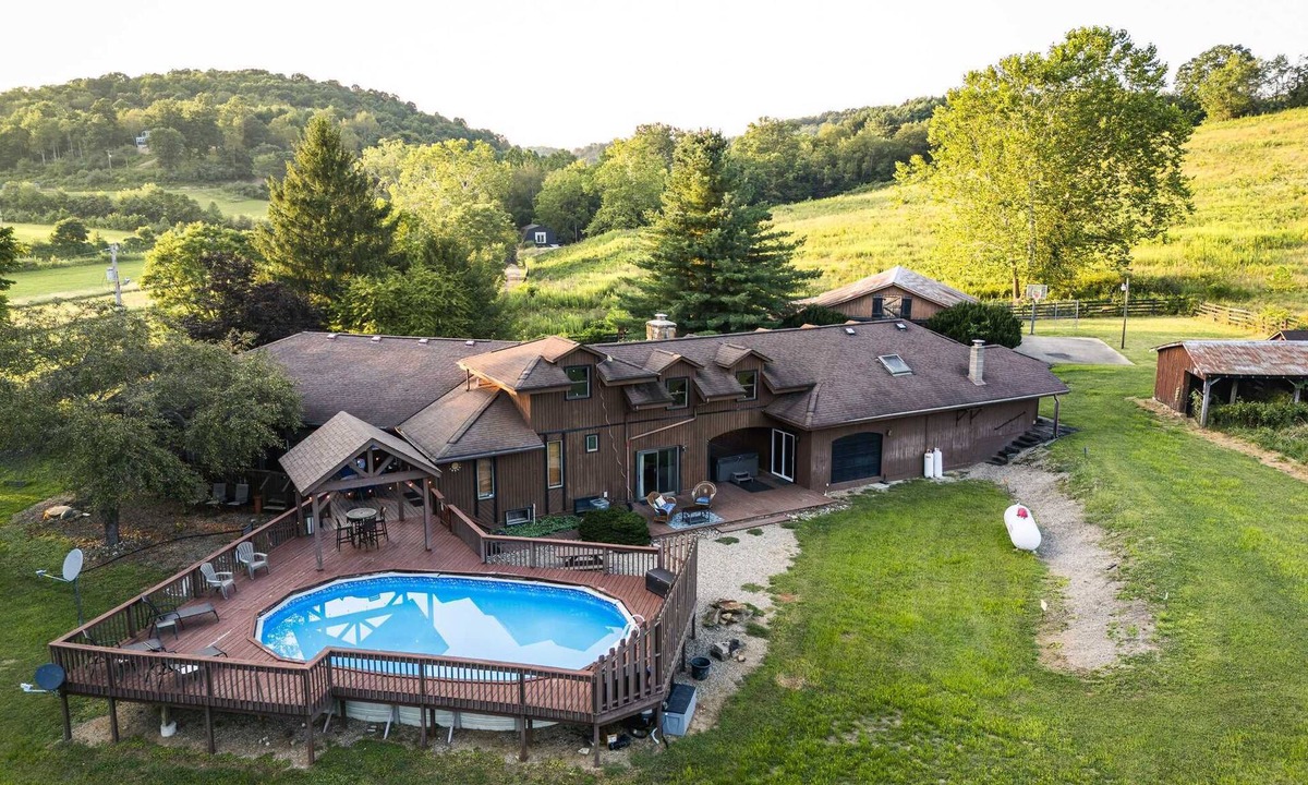 New Plymouth House | Liberty Lodge Pool & Hot Tub Game Room BBQ