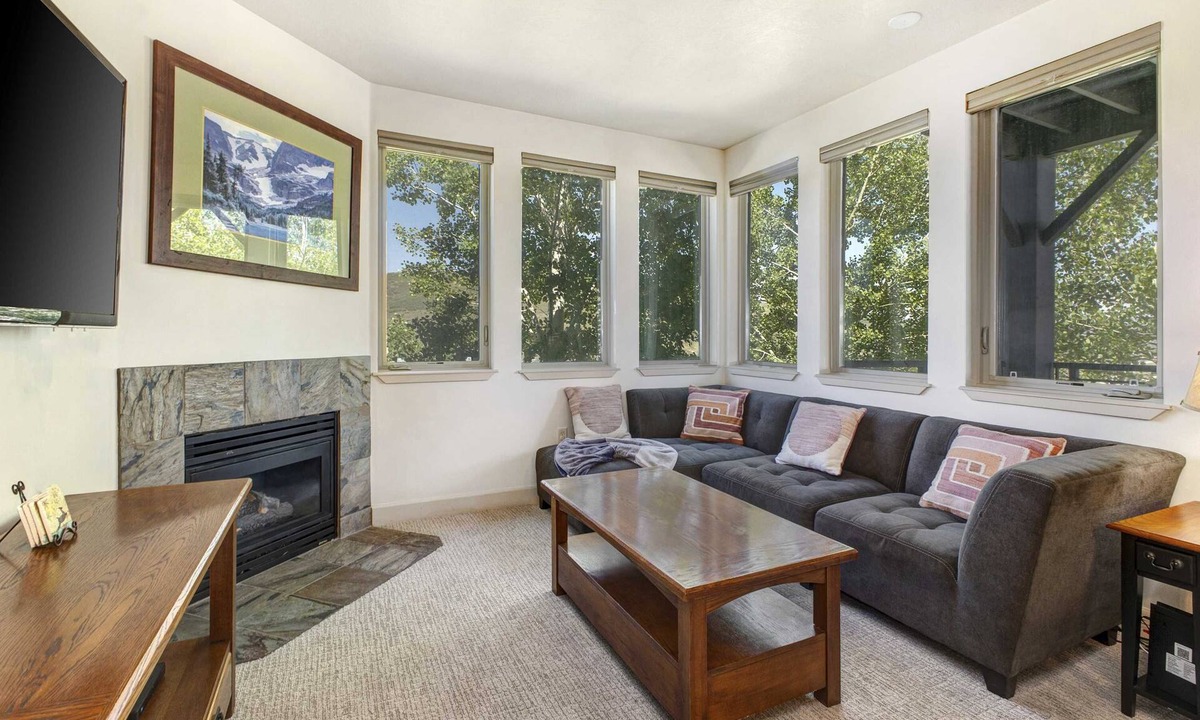 Kimball Junction House | Light-filled condo with heated pool & hot tub, near shopping & skiing