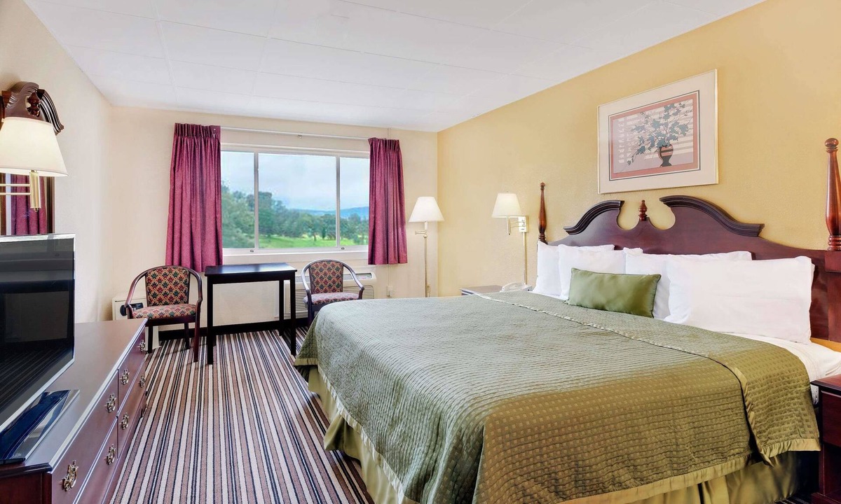 Chambersburg Hotel | Lincoln Way Inn