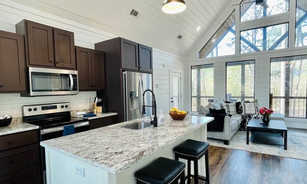 Hochatown Cabin | Little Darlin! Romantic Couples Cabin! Pet Friendly!