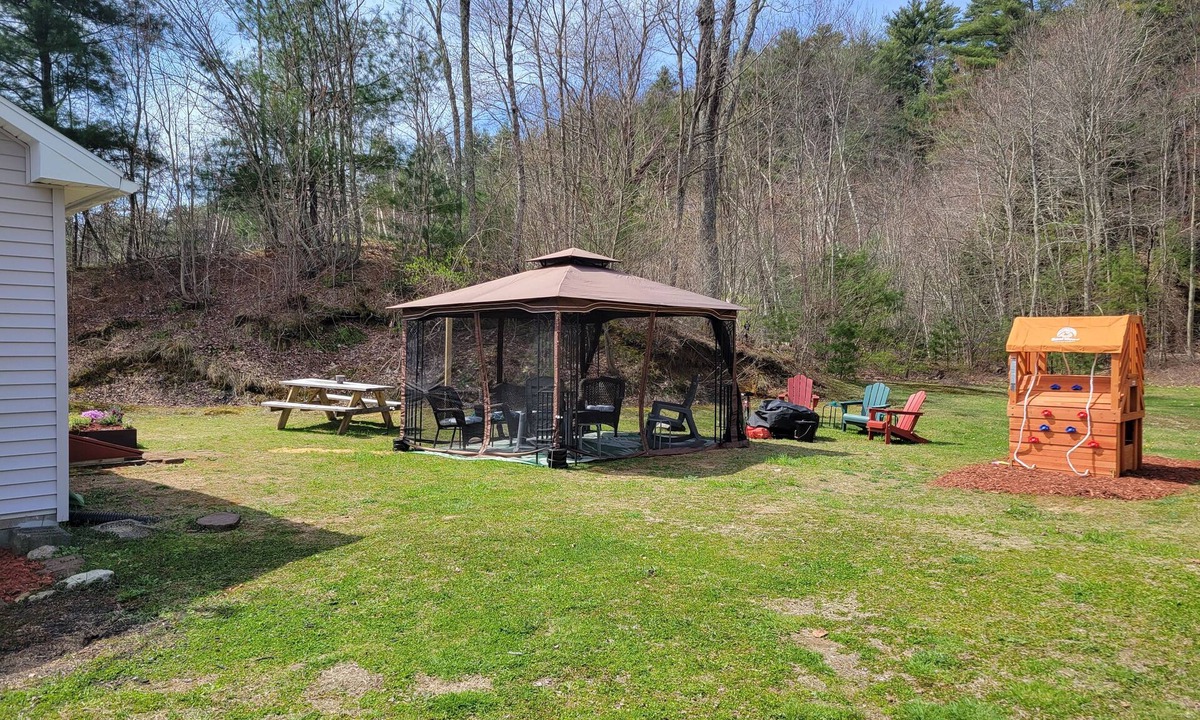 Brimfield House | Little House Inn-Family/Pet friendly Private Home-Brimfield-2 bedroom, sleeps 8