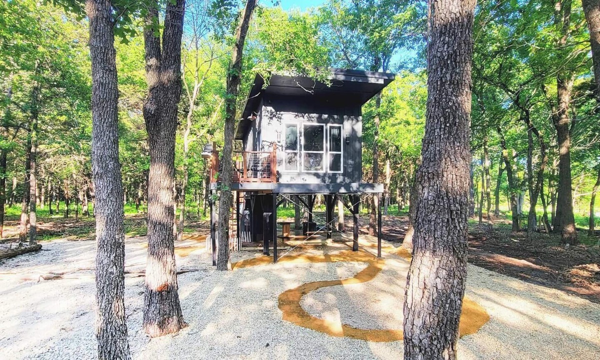 Miller Grove House | Little Luxe Romantic Treehouse Cabin