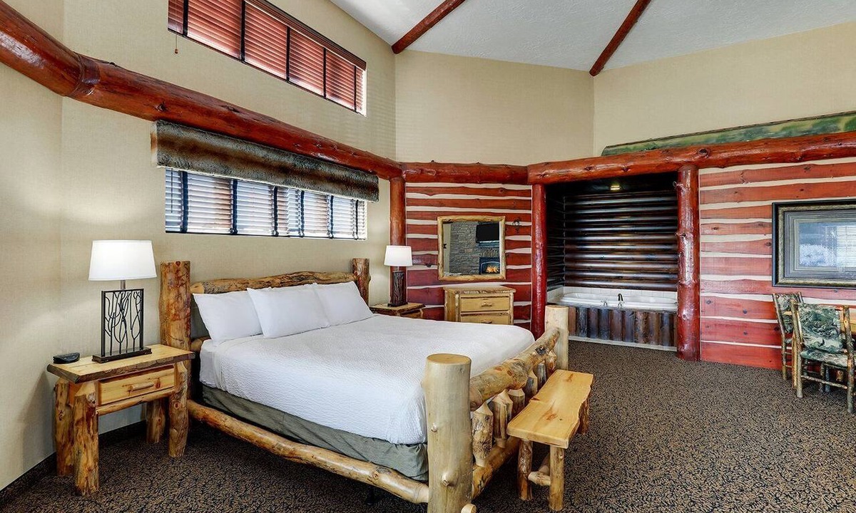 Columbia Hotel | Living Room w/Fireplace! Suite Mini Premier, Stoney Creek Columbia