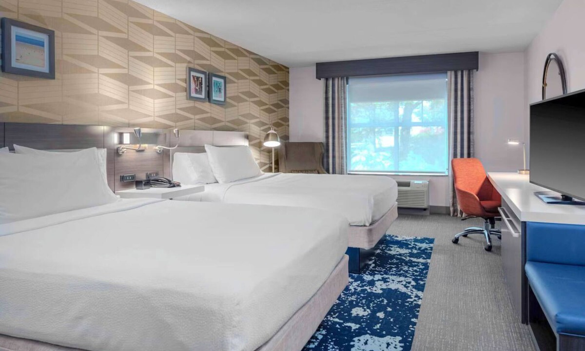 Freeport Hotel | LL Bean 2 Queen Room with Pool & Gym