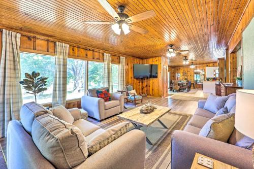 Grove House | 'Lochview Lodge' Idyllic Farmhouse in Grove!