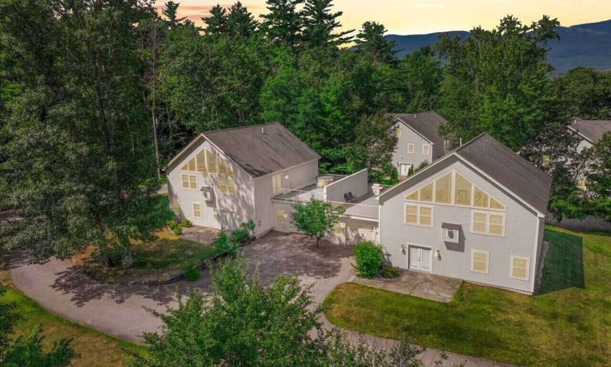 North Conway House | Locust Lodge #3 | 18 Beds, Sleeps 28, HotTub, Pool