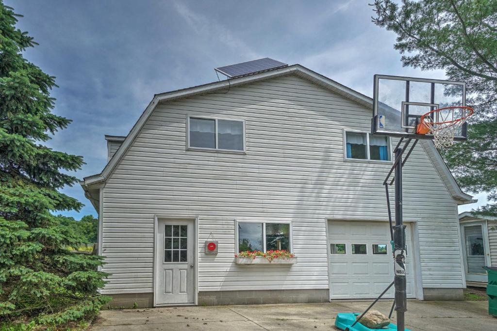 Huntsburg House | Loft Unplugged w/Outdoor Space in Amish Country!