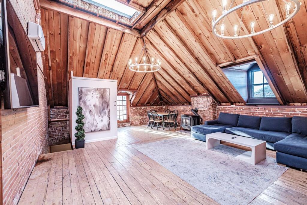 Parkside Apartment | Lofty Ambition - Stunning West End Rooftop Retreat