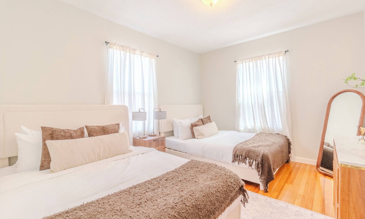 Somerville House | Lovely 10-bedroom, 14 bed house in tranquil Somerville perfect for groups