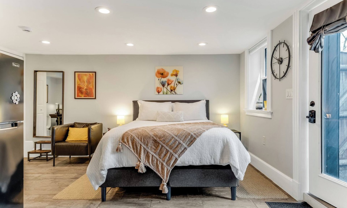 Wellesley House | Lovely Studio Walk to Wellesley and Babson College