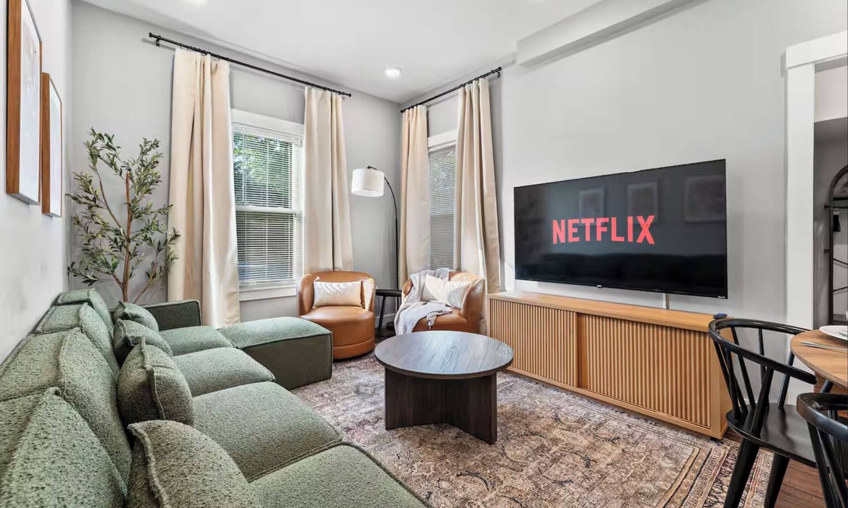 East Somerville House | LUX 8BR Somerville Group Retreat, Sleeps 24, Free Parking, Walk to Green Line
