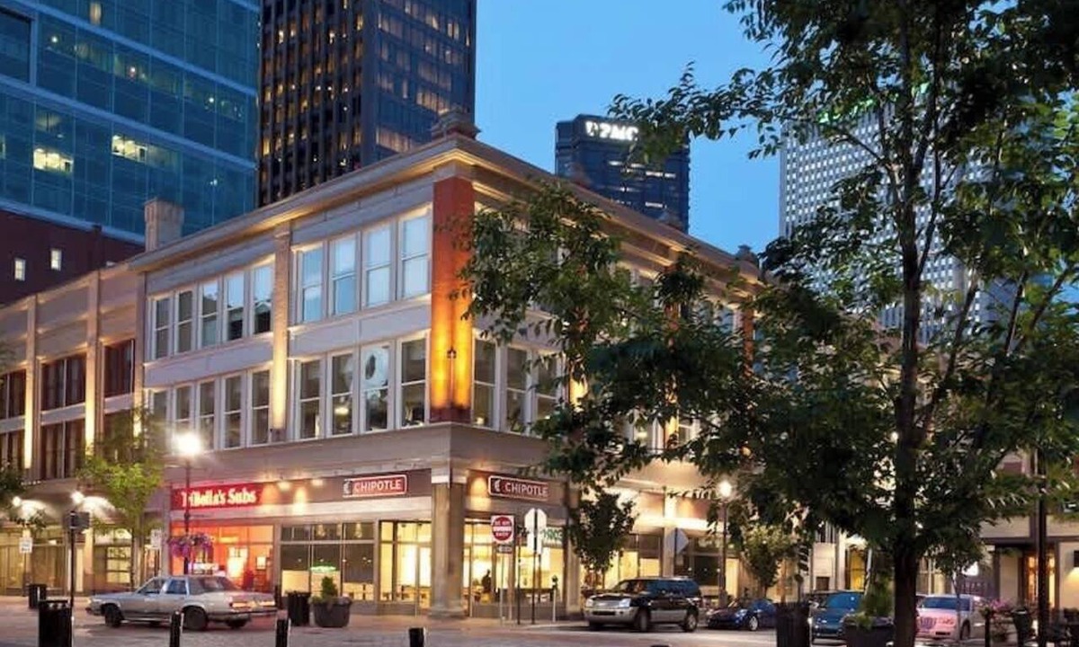 Downtown Pittsburgh Apartment | Luxe 2BR Loft Retreat: Private Terrace & Free Gym