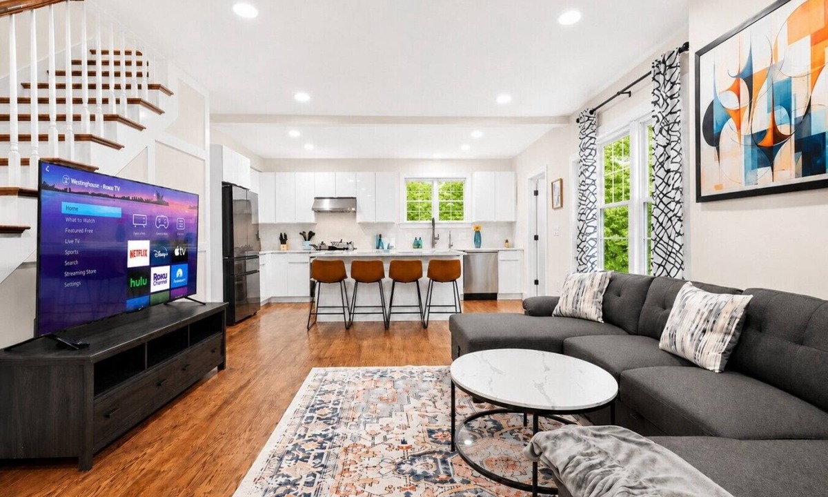 Allston Apartment | Luxe 3BR | Free Parking | Harvard/BU | ROKU TV