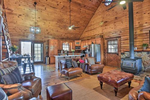 Pearcy House | Luxe Cabin w/Hot Tub on 5 Acres in Pearcy!