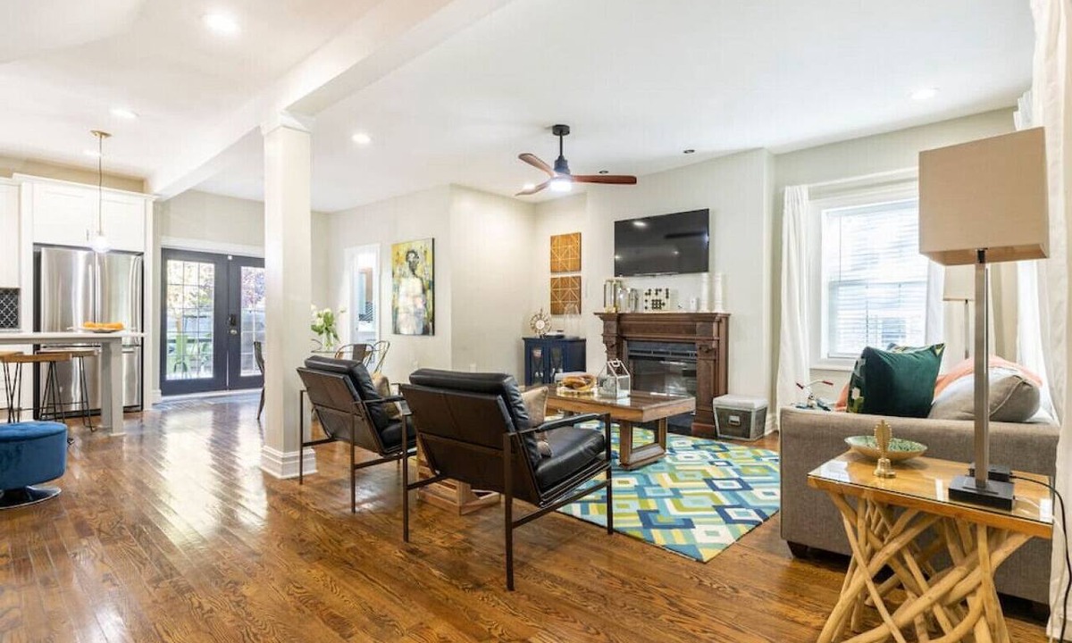 South Hyde Park Apartment | Luxe Comfort: 4BR 3BA Gem near Plaza & Art Museum