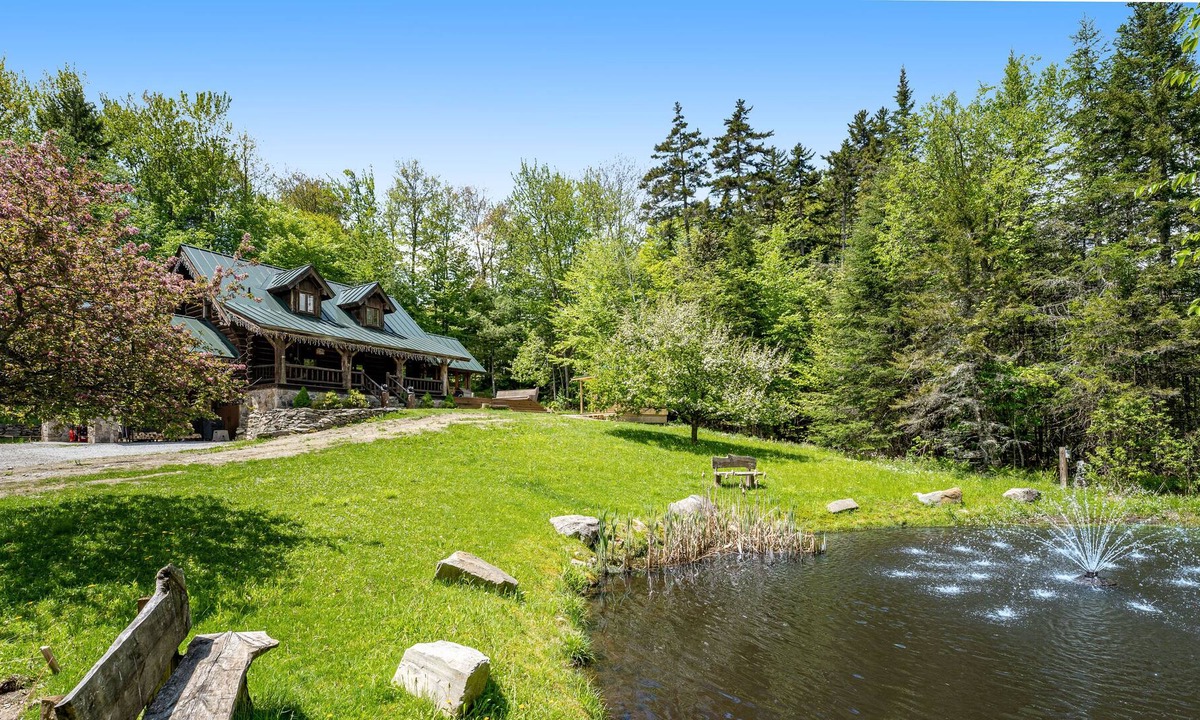 Stratton and Bromley Ski Areas House | Luxe log home with private hot tub, pool table & outdoor kitchen - dog-friendly