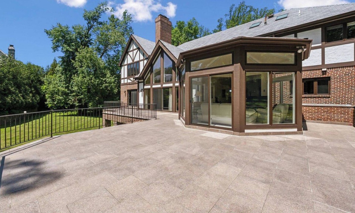 McLean House | Luxurious 10-Bed Retreat in the Heart of McLean