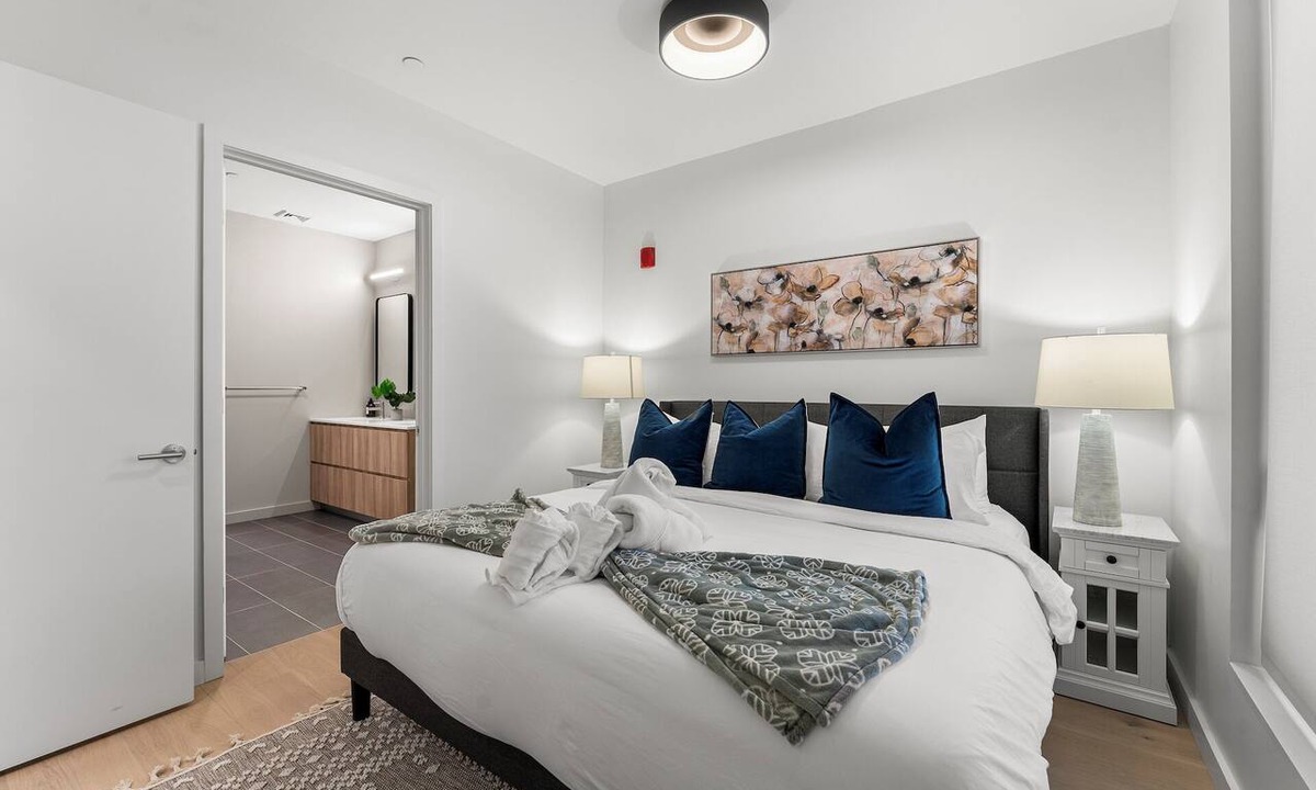 D Street - West Broadway Apartment | Luxury 1BR Next to Broadway Southie dpcu