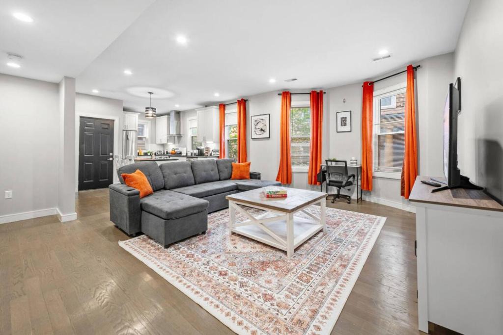 Highland Park Apartment | Luxury 3BR apt in Boston with Roku TV