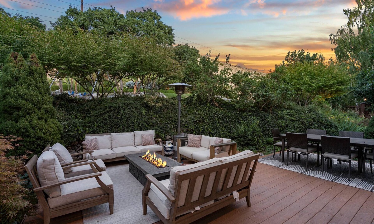 Northridge House | Luxury 7000 SQFT, Sleeps 20 - Bball, VBall, 1 acre