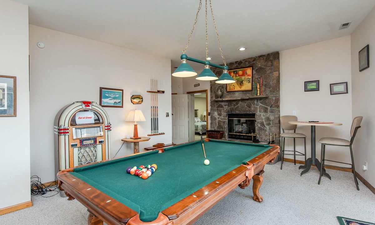 Mountainside House | Luxury Dog Friendly Escape w/Hot Tub & Views