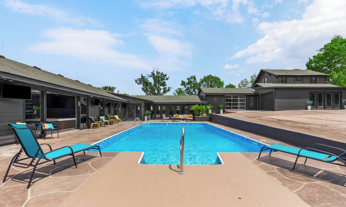 South Kansas City House | Luxury Estate w/Pool, Jacuzzi & Sauna Near Stadium