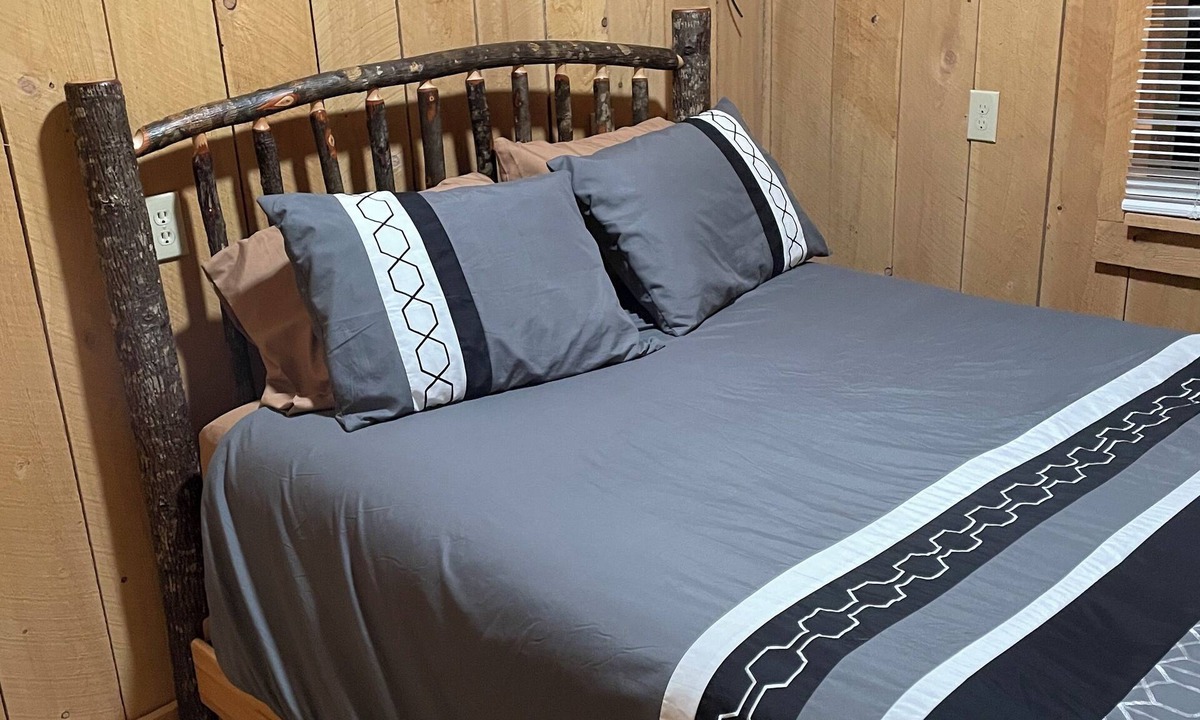 East Durham Cabin | Luxury Family Retreat w Fireplace, AC, Air Fryer & Kitchenette Sleeps 6